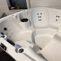Off-Display (Redditch) Happy 25 Lounge - 5 Person Plug & Play Hot Tub -SoakSense Shop redditch happy 2